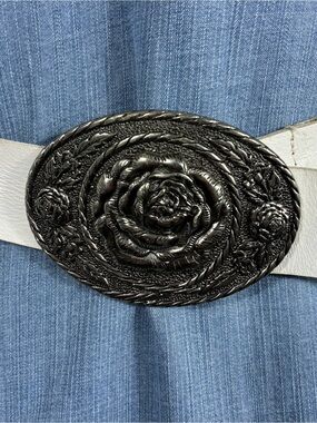 Guess vintage Womens belt Sz S White Leather Floral Oval Buckle